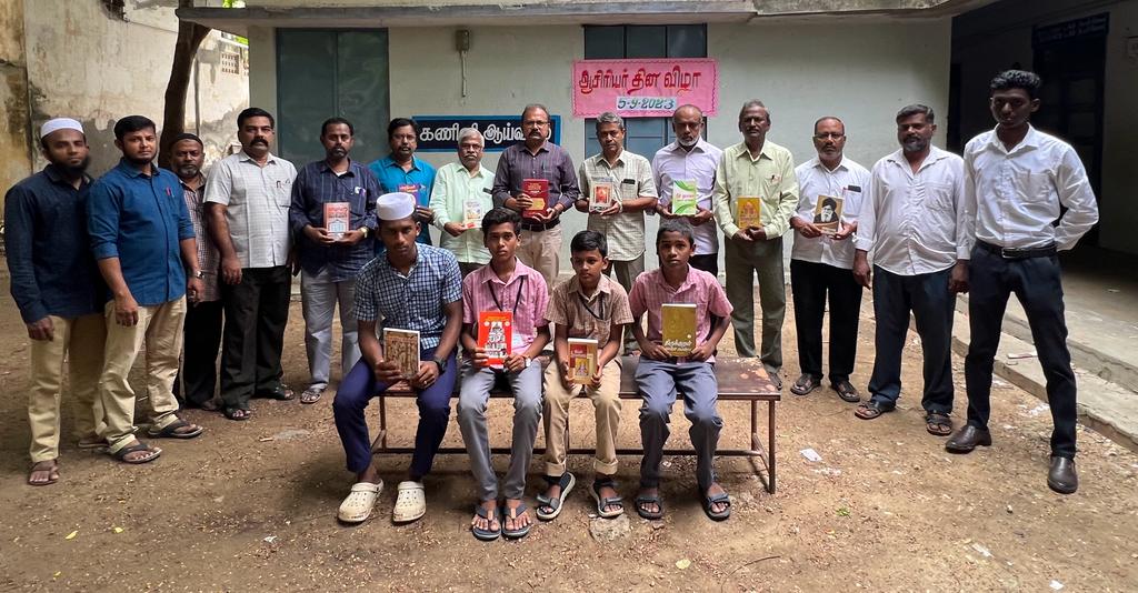 Students felicitate teachers at Al Ameen School in Madurai; present ...